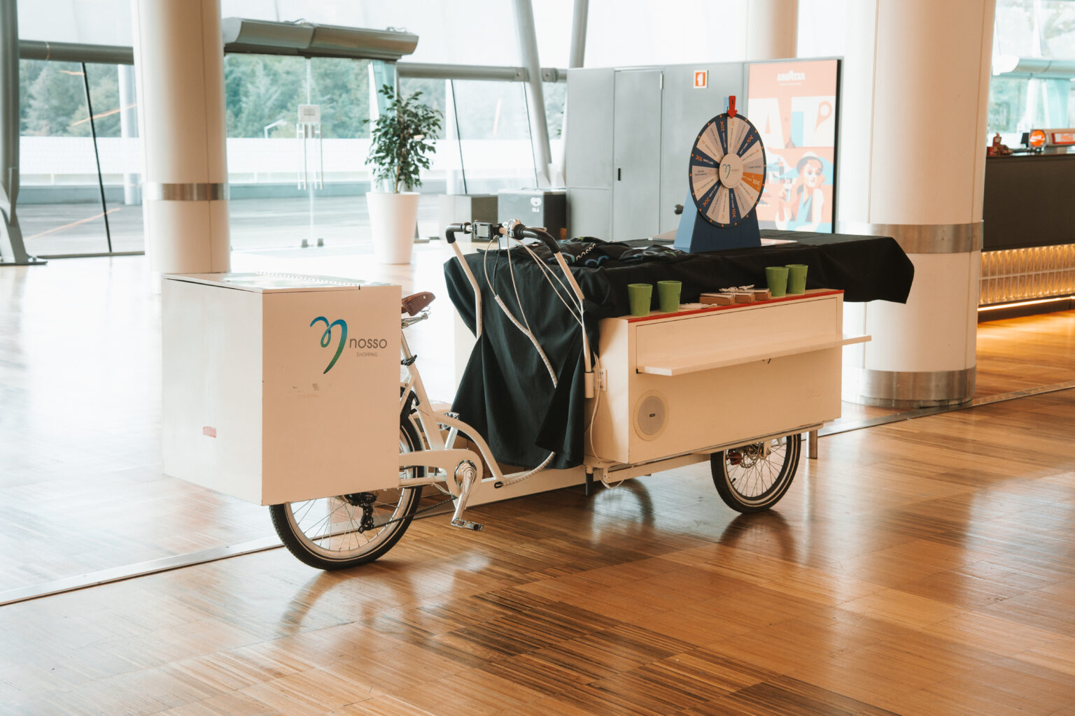 Bicicleta BE&GO personalizada com roda da sorte e brindes
